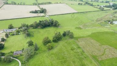 空中景观视图移动向前巨大的苏格兰草原